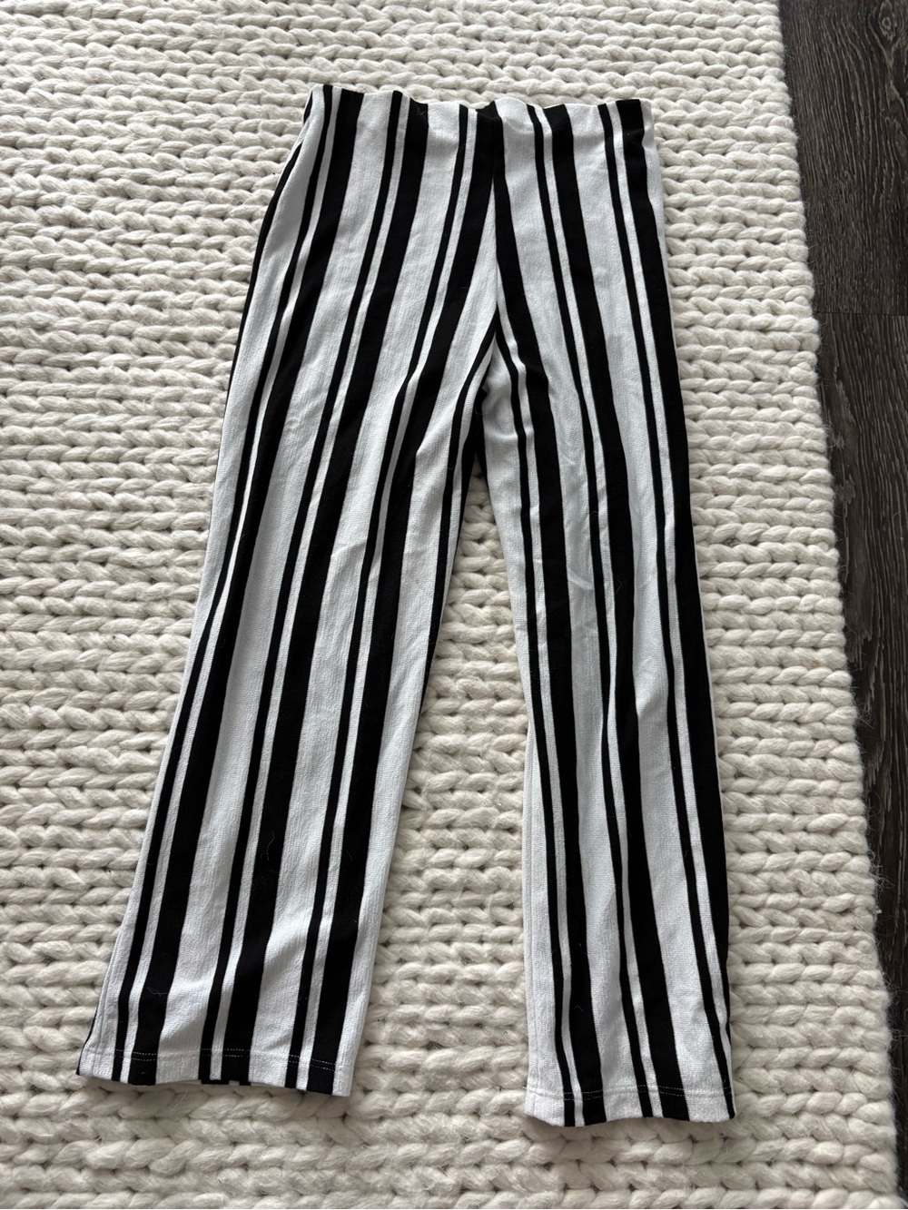 silence + noise Black and White Vertical Stripe Cropped Pants
Xs
Never worn NWOT